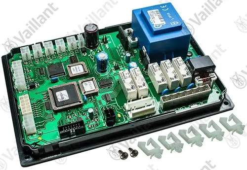 Vaillant Elektronikplatine mit verschiedenen Bauteilen, einschließlich Prozessoren und Relais, auf grünem Leiterplattenlayout. Zubehörteile liegen daneben.